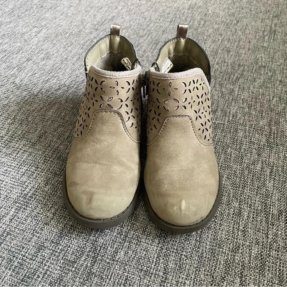 OshKosh girl Tan Ankle Boots with Cutout Design size 10 grayish brown play wear